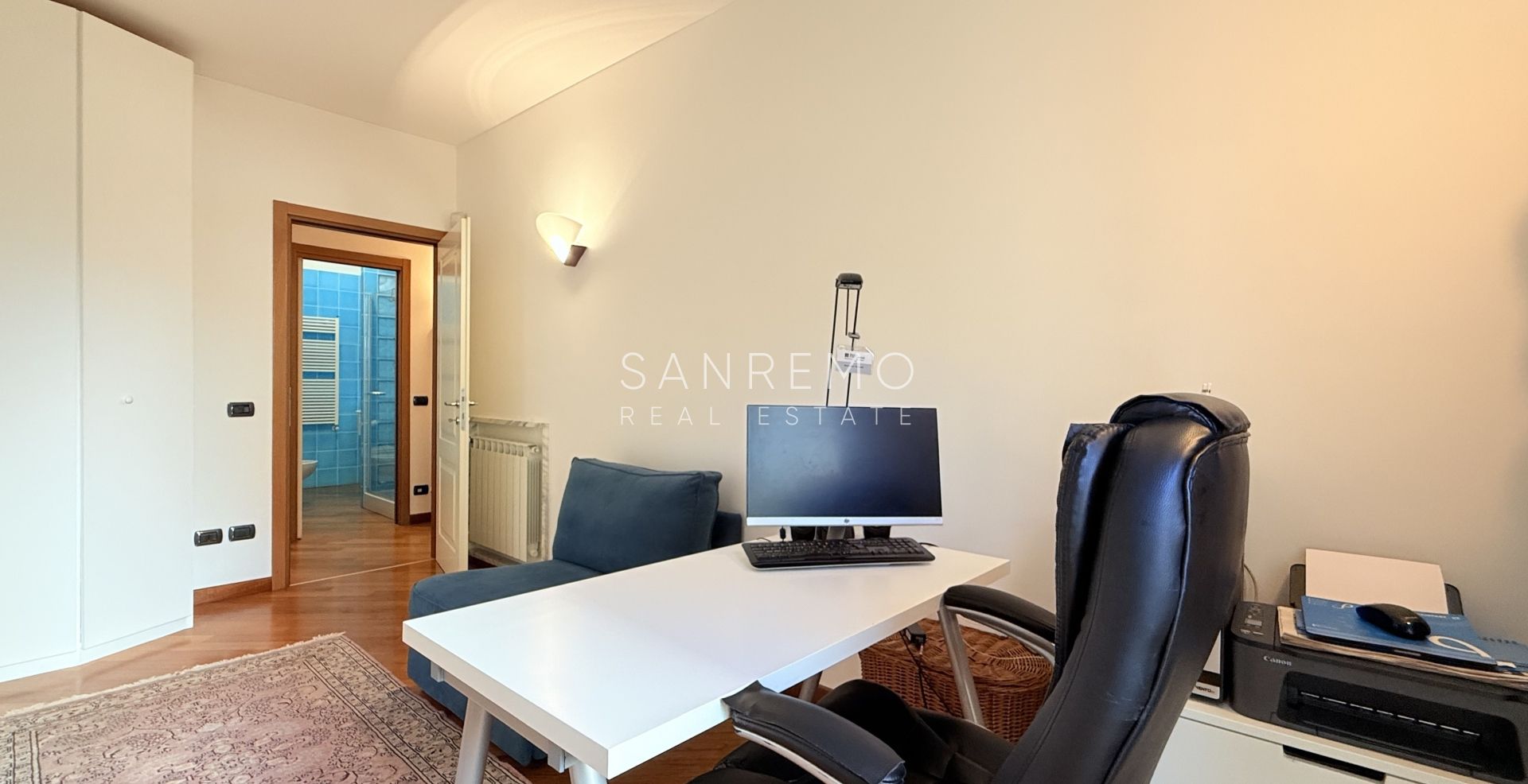 Прекрасная и светлая квартира, полностью отремонтированная в престижном жилом комплексе с бассейном