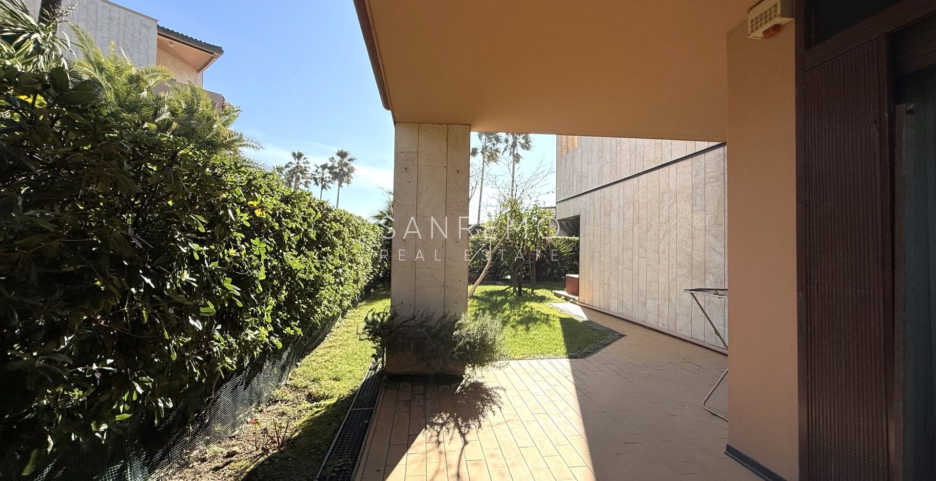 Трёхкомнатная квартира у моря в элегантном комплексе с бассейном