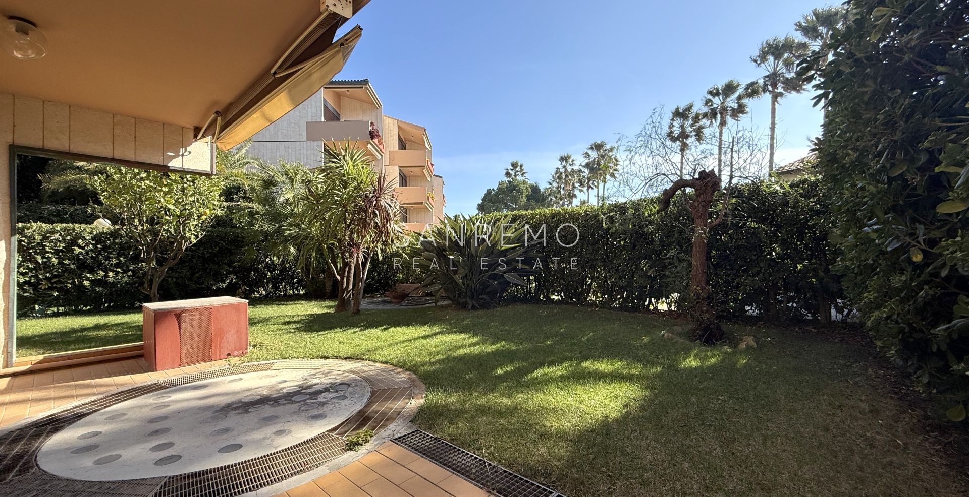 Трёхкомнатная квартира у моря в элегантном комплексе с бассейном