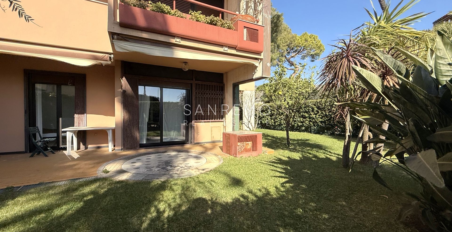 Трёхкомнатная квартира у моря в элегантном комплексе с бассейном