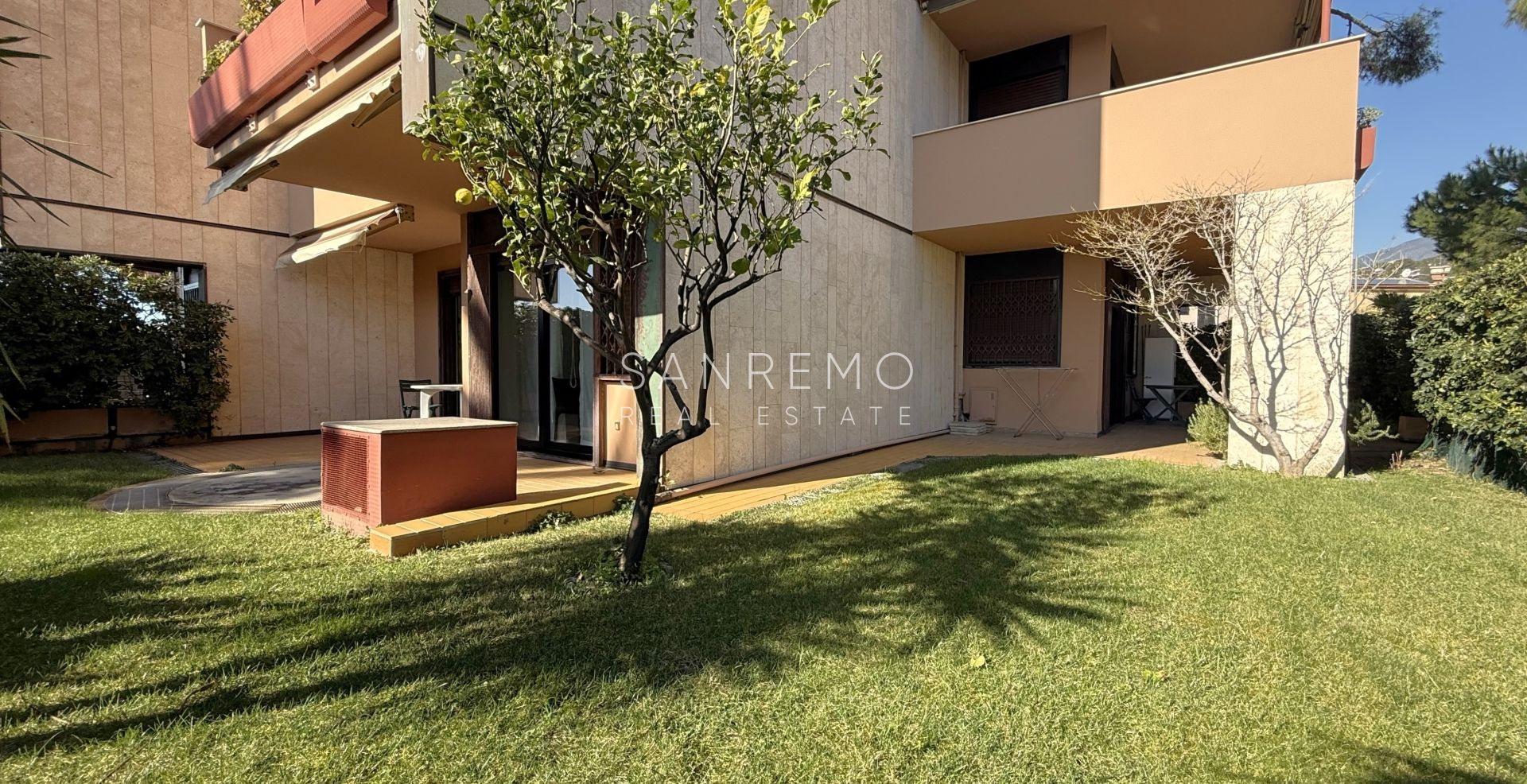 Трёхкомнатная квартира у моря в элегантном комплексе с бассейном