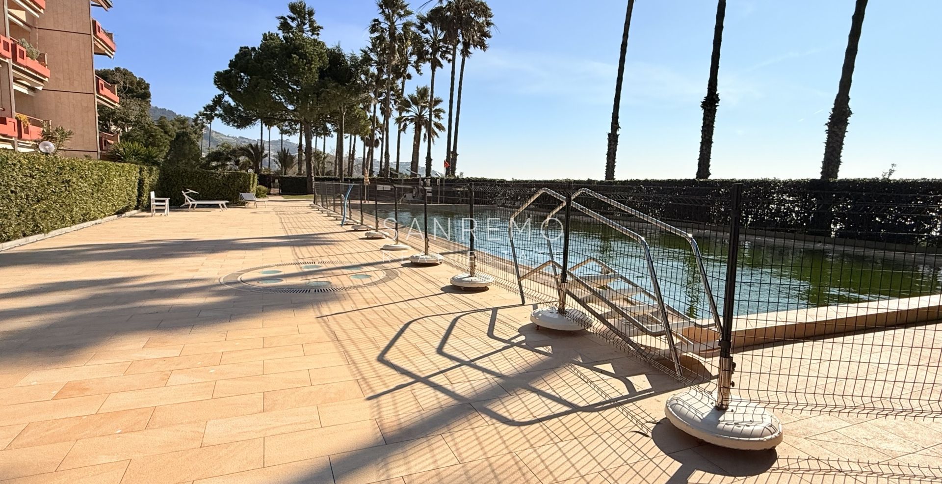 Трёхкомнатная квартира у моря в элегантном комплексе с бассейном