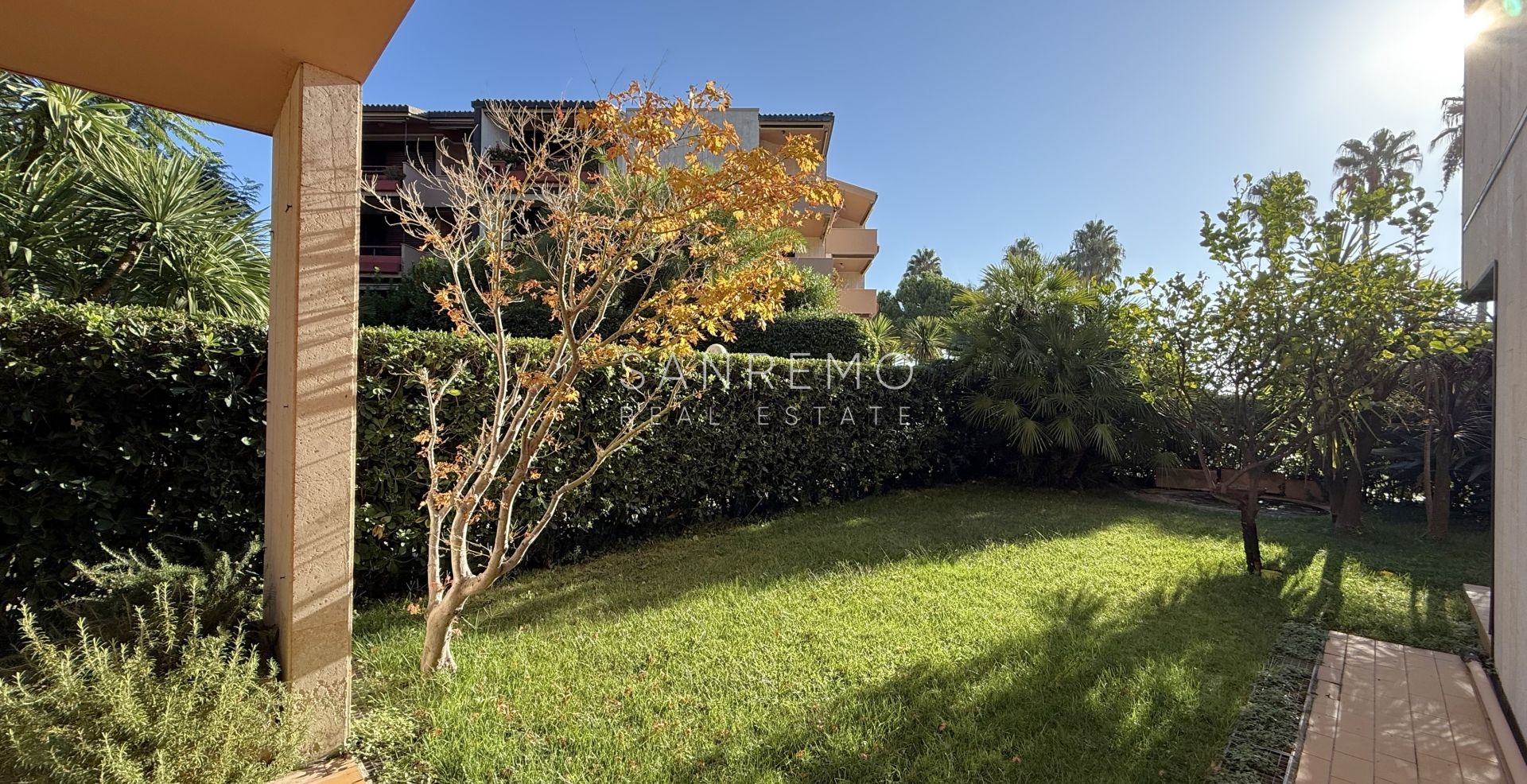 Трёхкомнатная квартира у моря в элегантном комплексе с бассейном