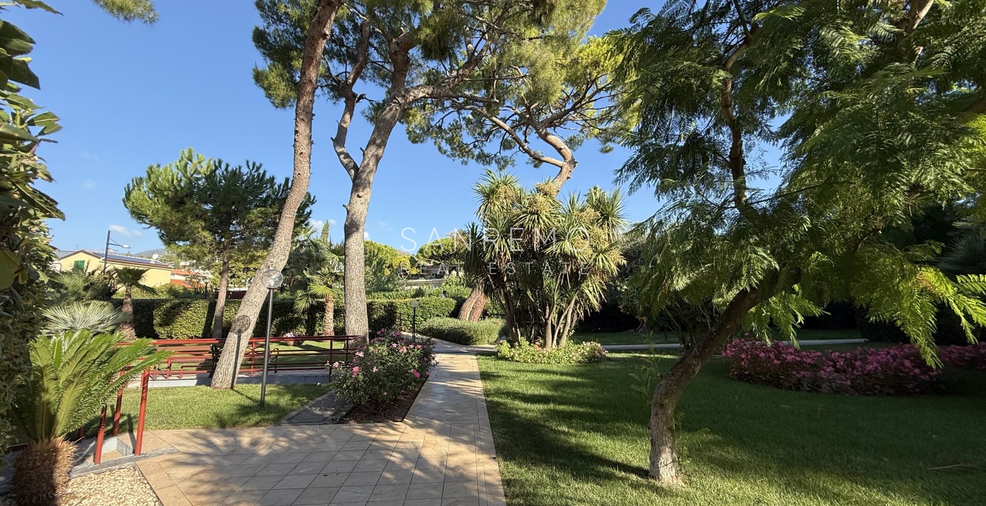 Трёхкомнатная квартира у моря в элегантном комплексе с бассейном