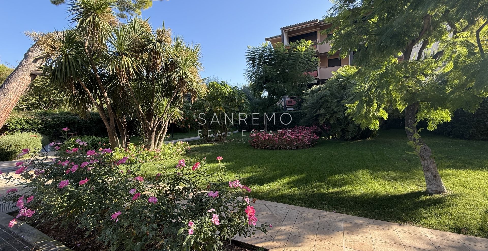 Трёхкомнатная квартира у моря в элегантном комплексе с бассейном