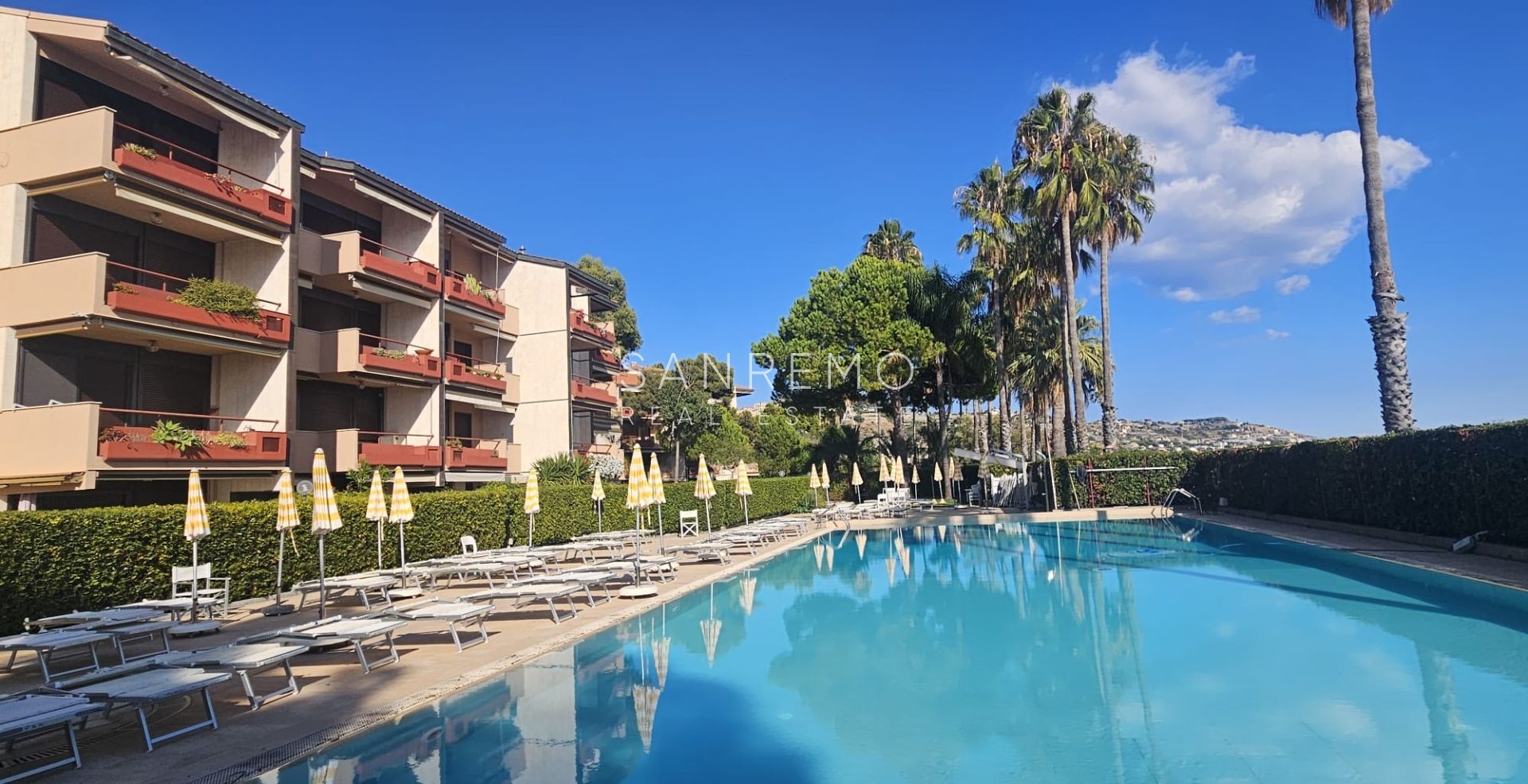 Трёхкомнатная квартира у моря в элегантном комплексе с бассейном