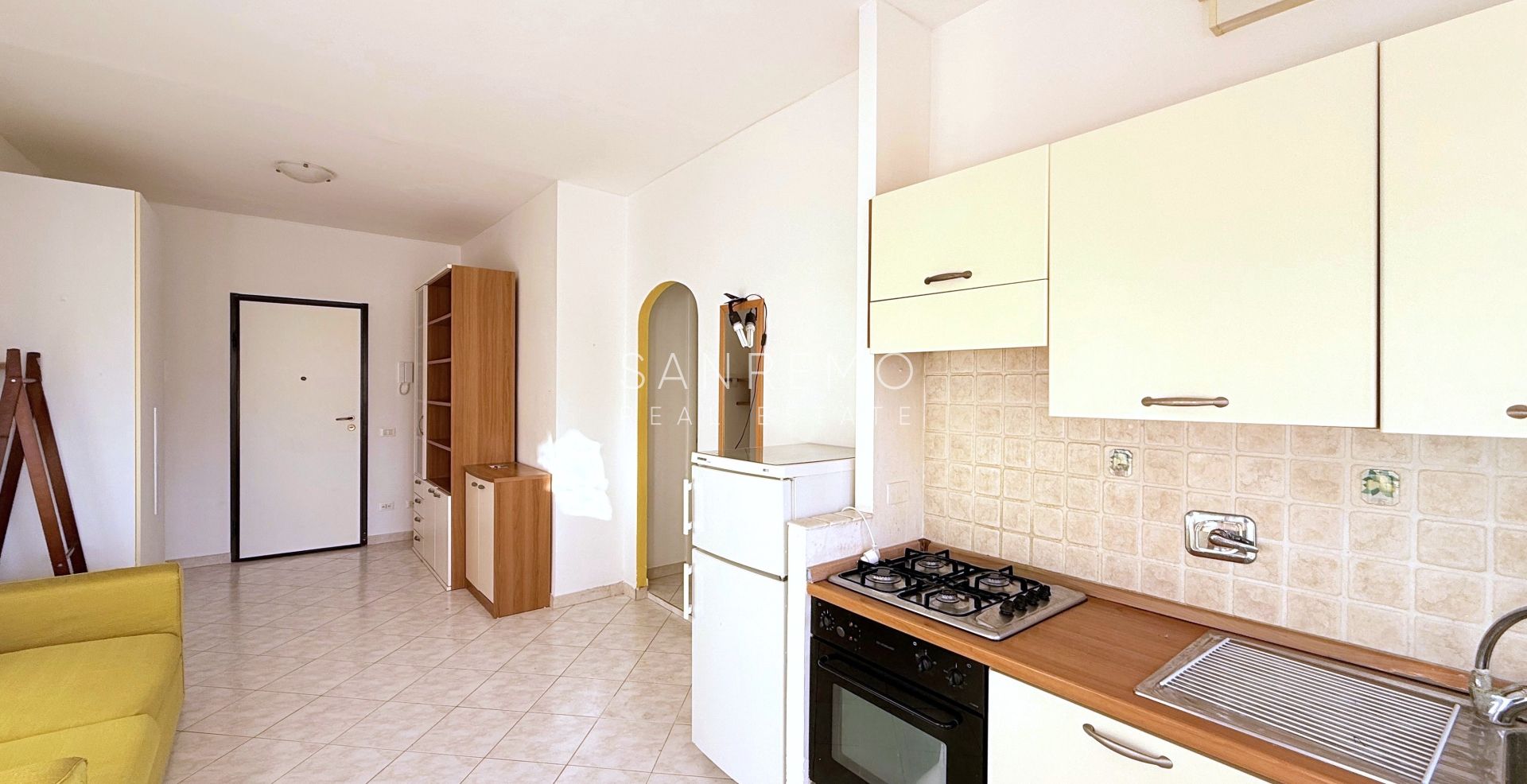 Светлая двухкомнатная квартира с террасой в престижном кондоминиуме