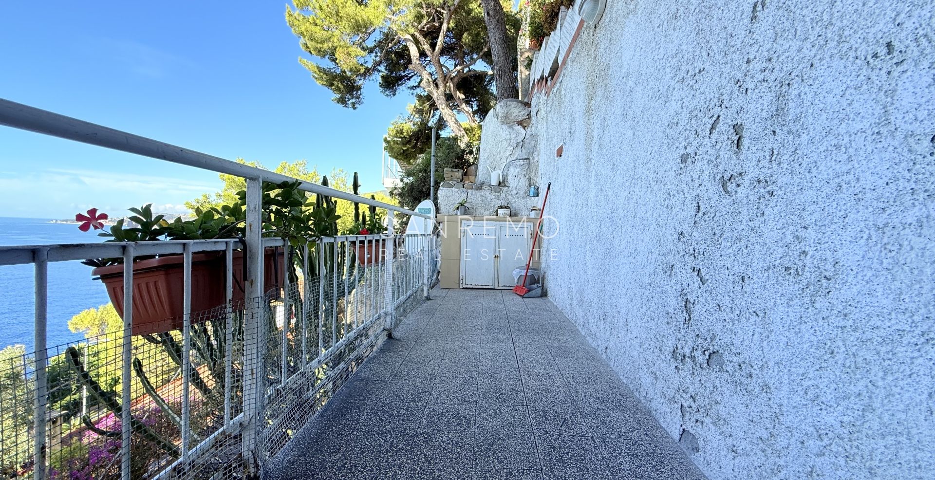 Двухуровневая квартира с прекрасным видом на весь залив Оспедалетти