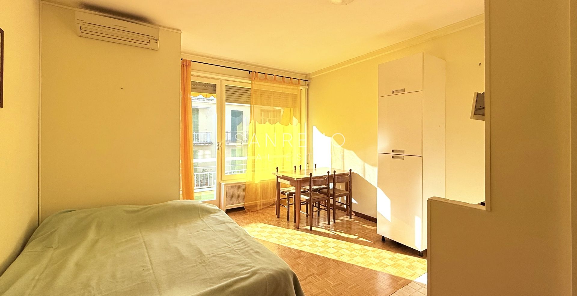 Просторная студия с террасой в нескольких шагах от казино