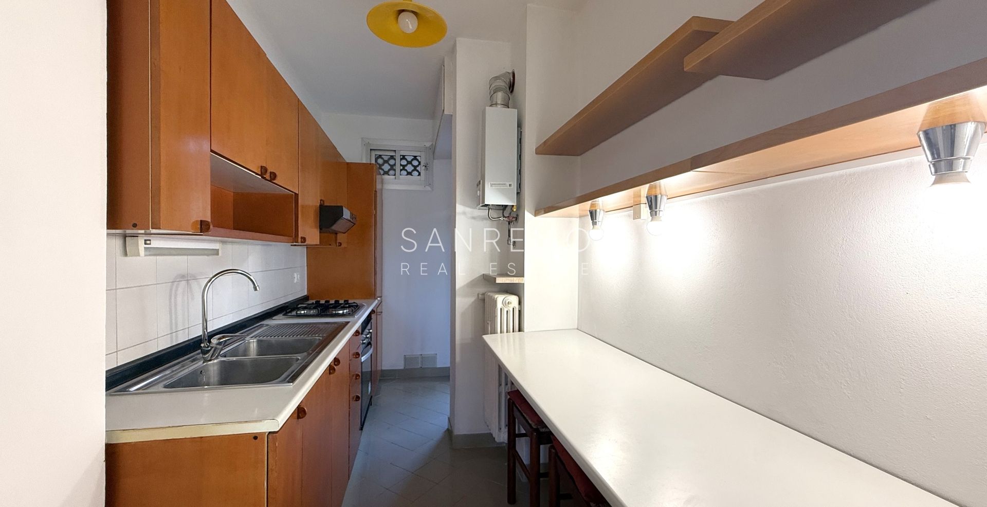 Светлая трёхкомнатная квартира с небольшой террасой в нескольких шагах от садов Виллы Ормонд