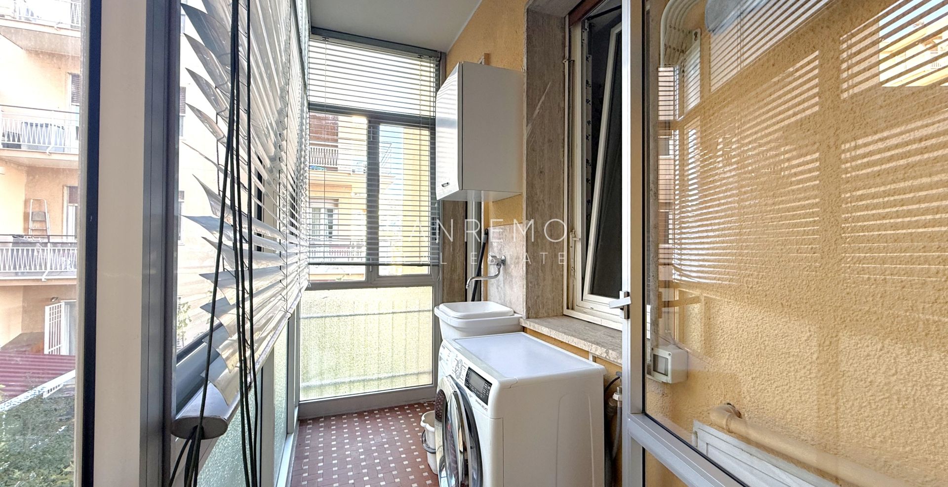 Светлая трёхкомнатная квартира с небольшой террасой в нескольких шагах от садов Виллы Ормонд