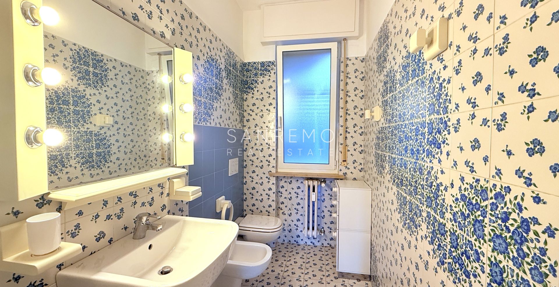 Светлая трёхкомнатная квартира с небольшой террасой в нескольких шагах от садов Виллы Ормонд