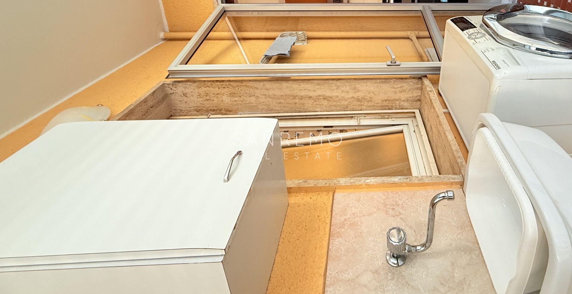 Светлая трёхкомнатная квартира с небольшой террасой в нескольких шагах от садов Виллы Ормонд