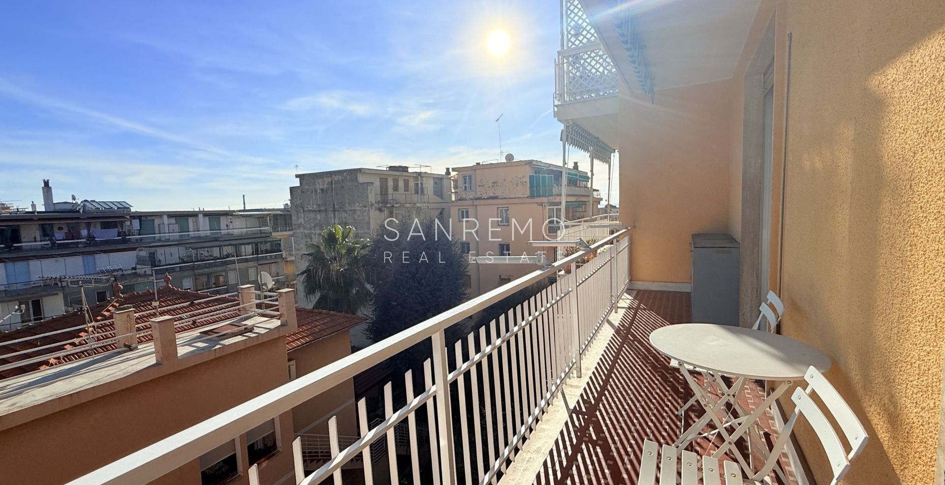 Светлая трёхкомнатная квартира с небольшой террасой в нескольких шагах от садов Виллы Ормонд