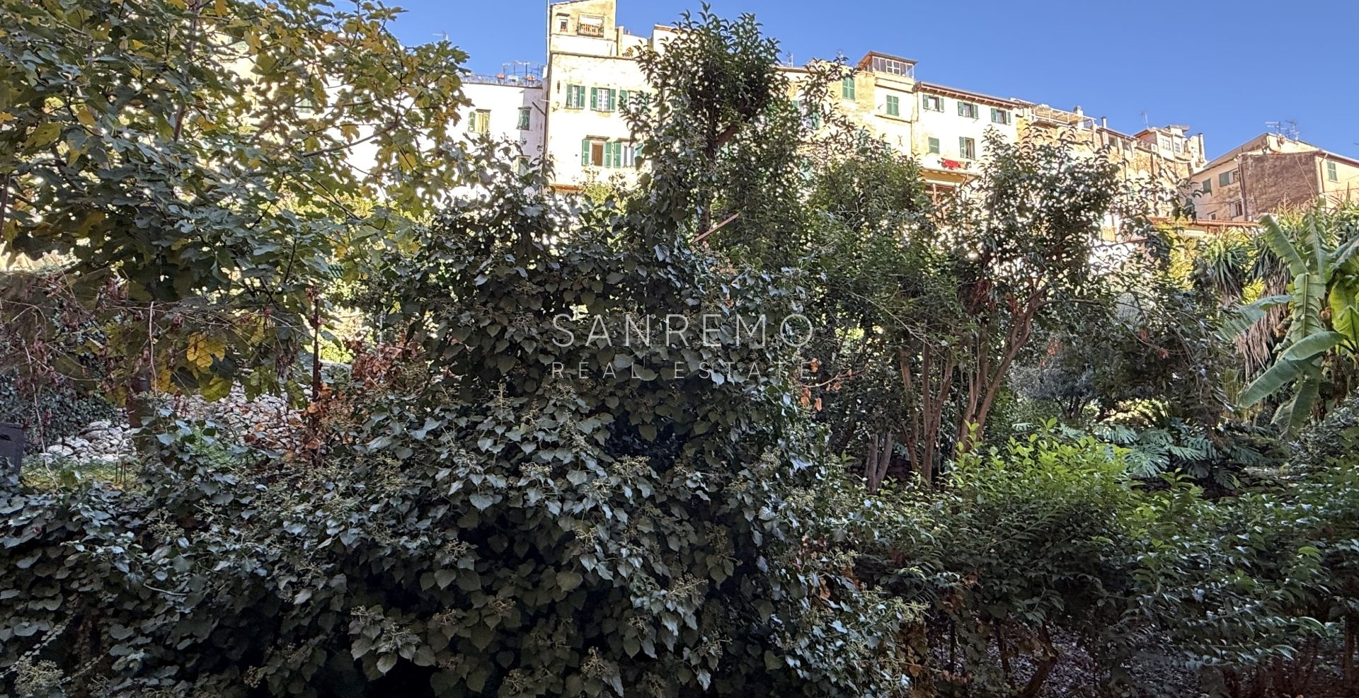 Светлая и солнечная квартира с двойной экспозицией и двумя небольшими террасами