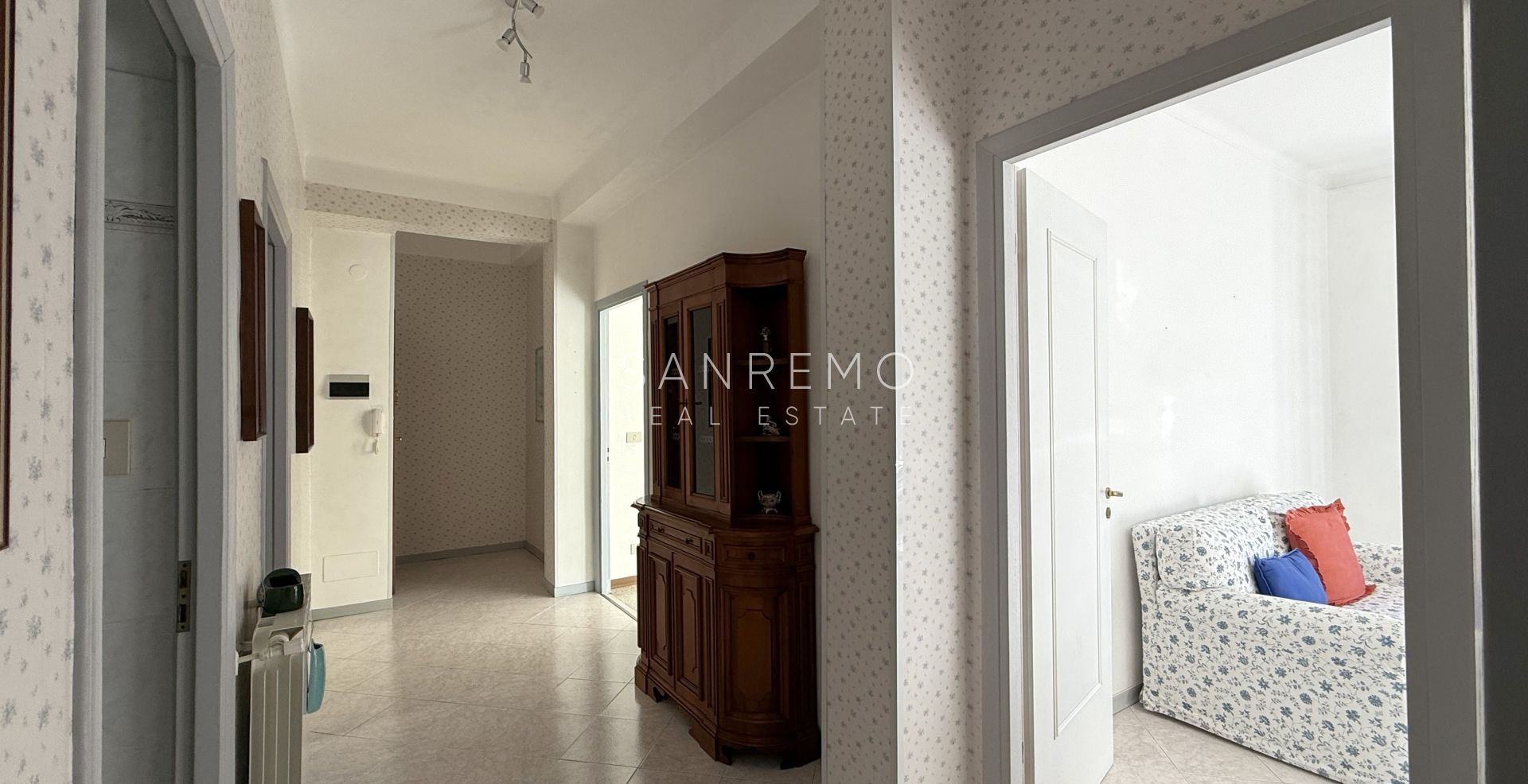 Светлая и солнечная квартира с двойной экспозицией и двумя небольшими террасами