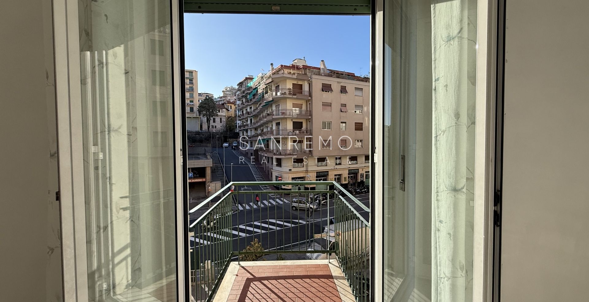 Светлая и солнечная квартира с двойной экспозицией и двумя небольшими террасами