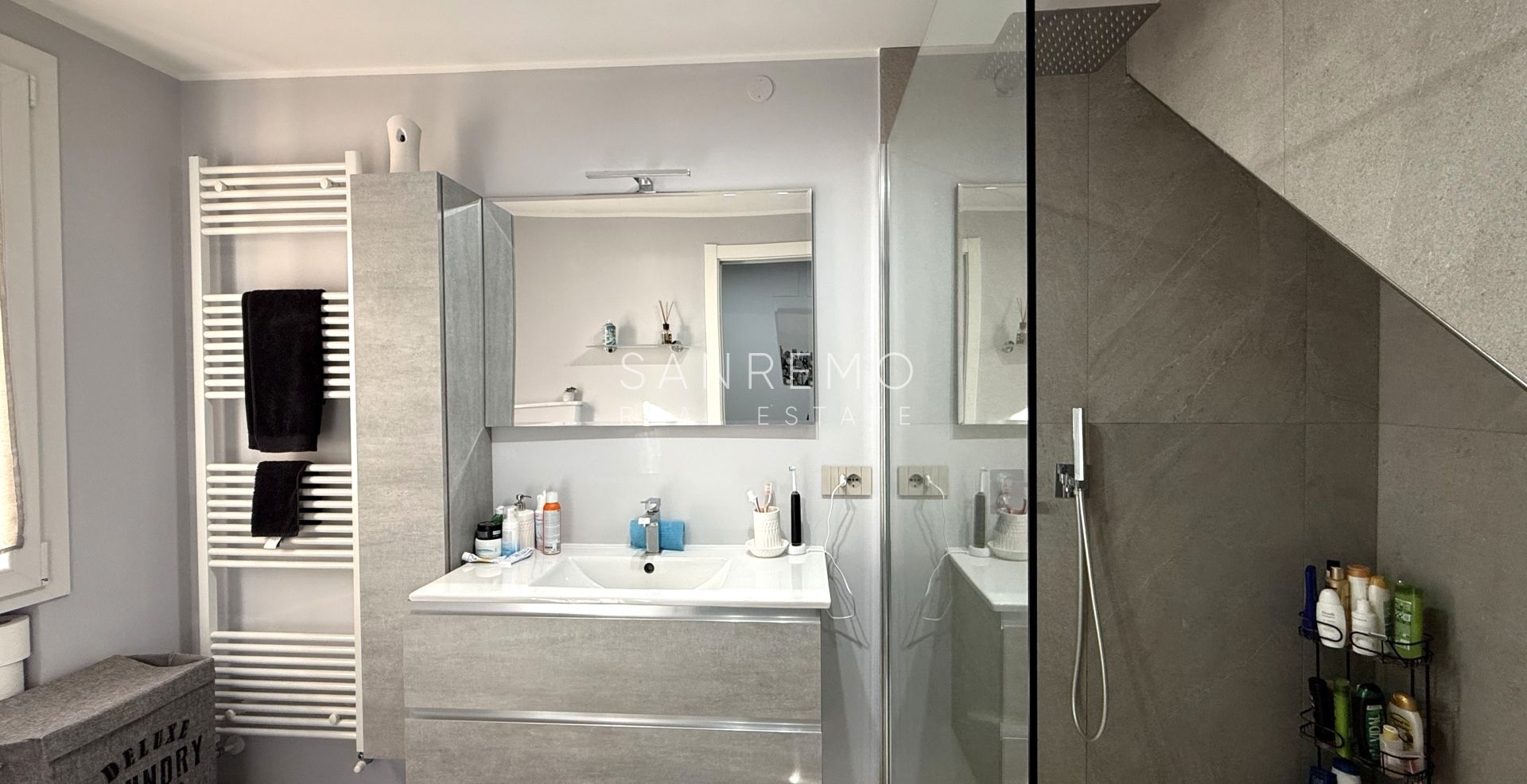 Двухуровневая квартира в жилом комплексе с бассейном