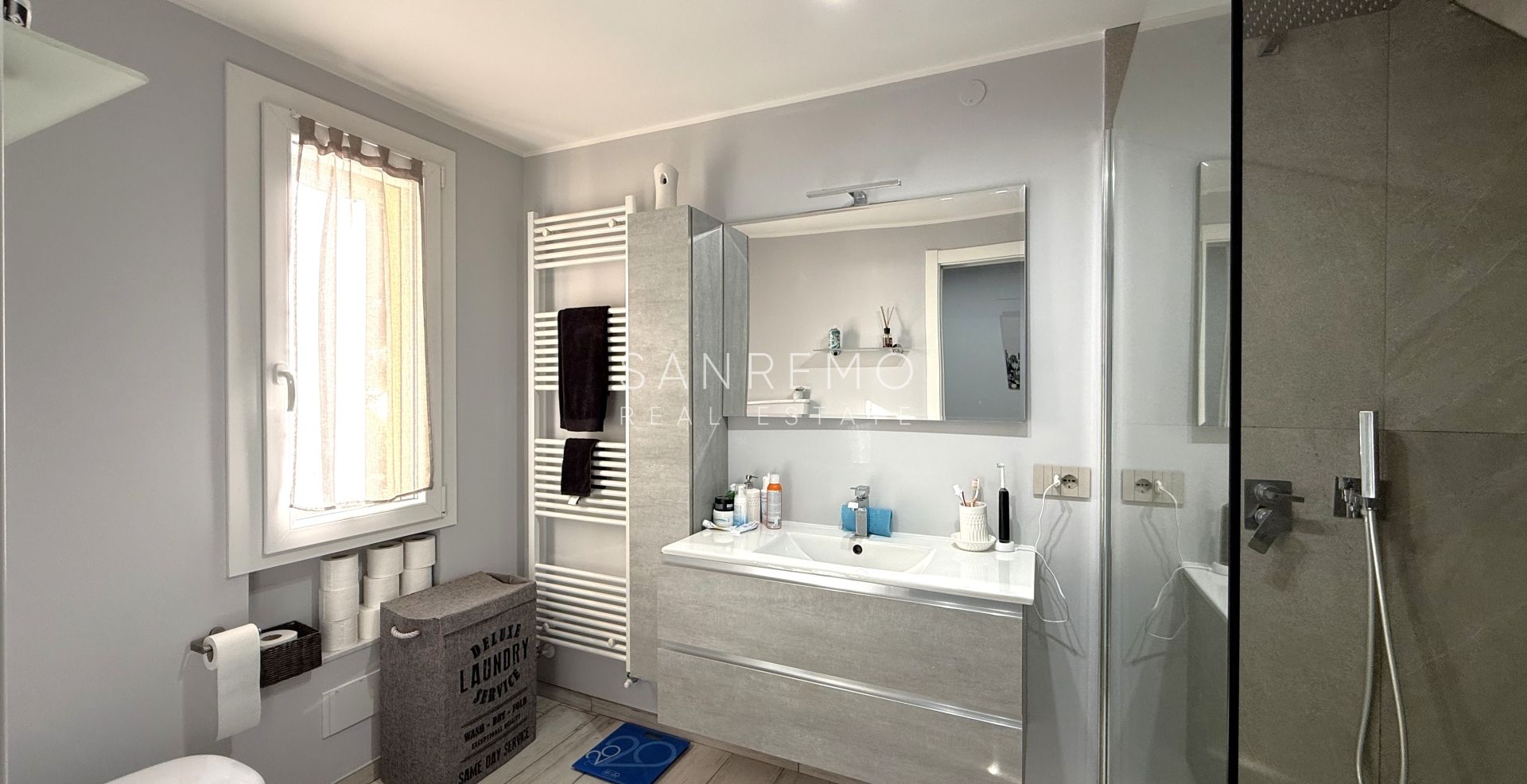 Двухуровневая квартира в жилом комплексе с бассейном