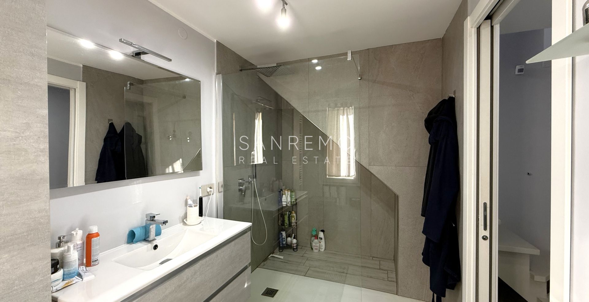 Двухуровневая квартира в жилом комплексе с бассейном