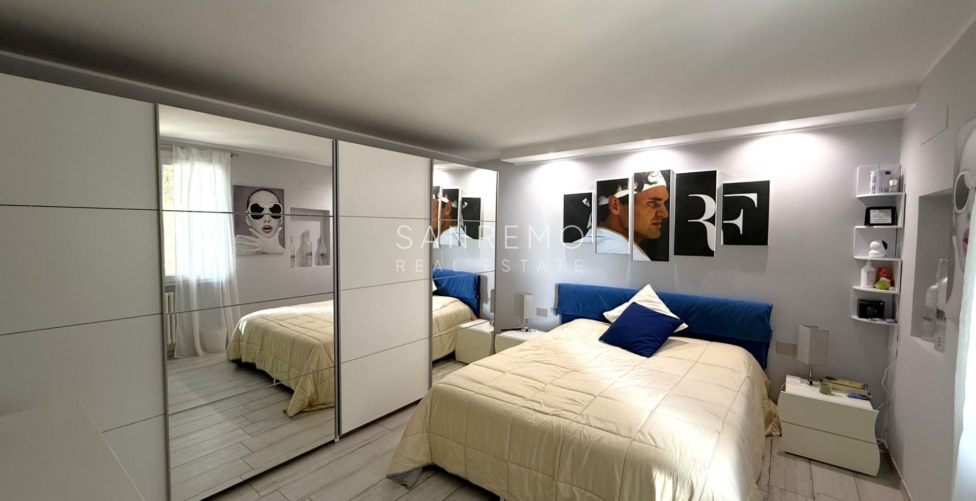 Двухуровневая квартира в жилом комплексе с бассейном