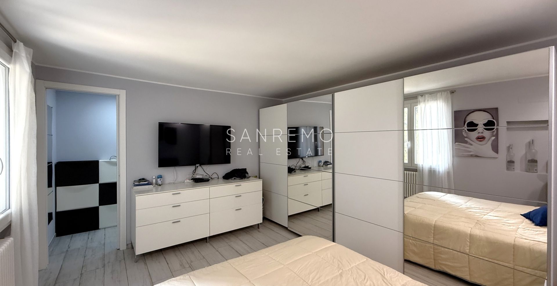 Двухуровневая квартира в жилом комплексе с бассейном