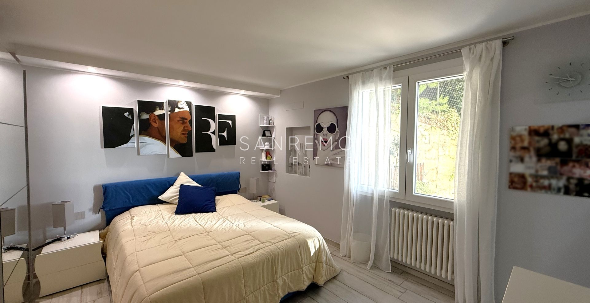 Двухуровневая квартира в жилом комплексе с бассейном