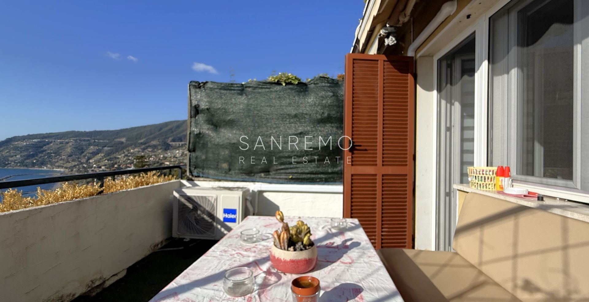 Двухуровневая квартира в жилом комплексе с бассейном