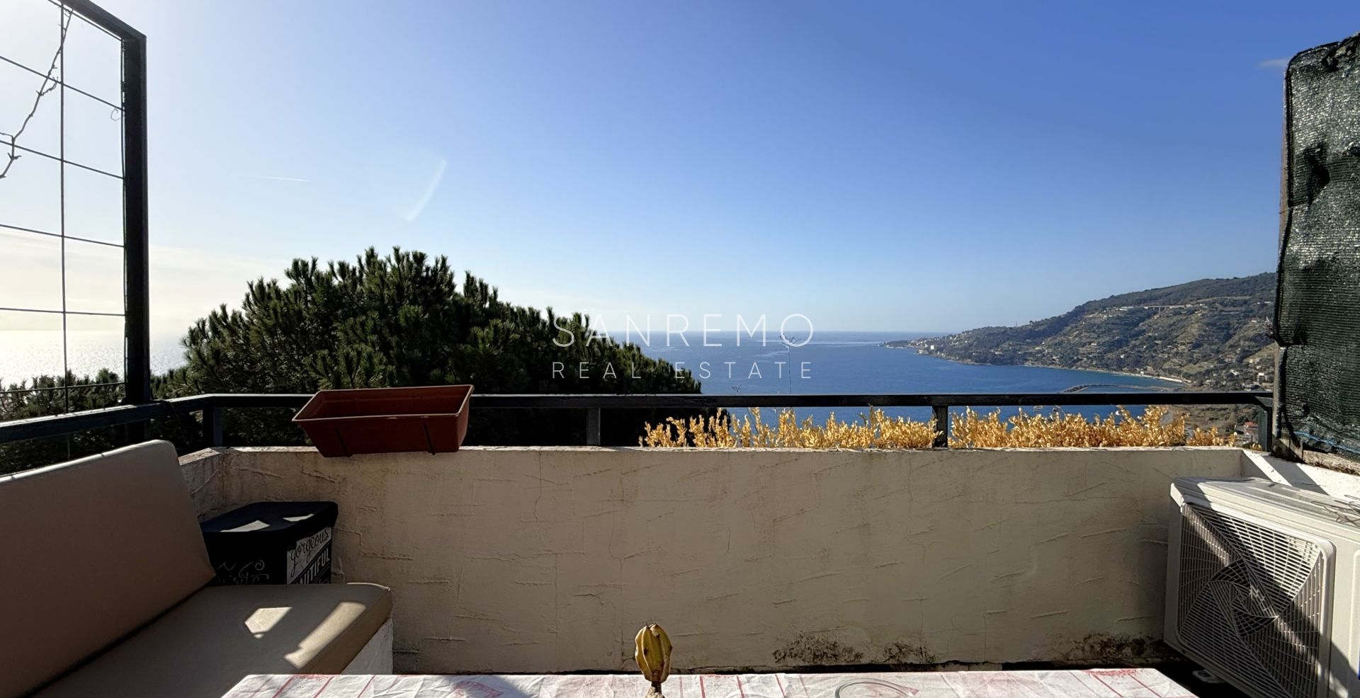 Двухуровневая квартира в жилом комплексе с бассейном