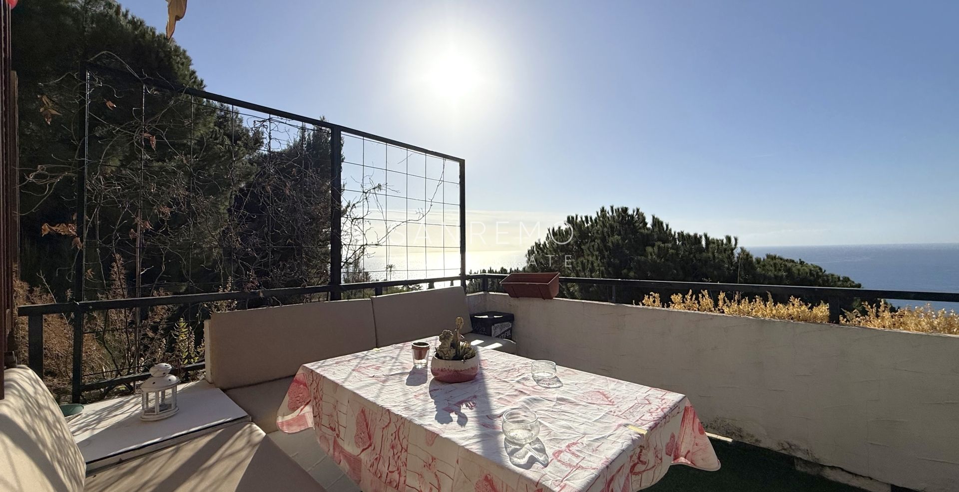 Двухуровневая квартира в жилом комплексе с бассейном