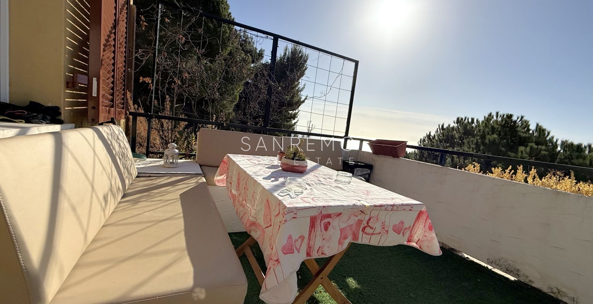 Двухуровневая квартира в жилом комплексе с бассейном