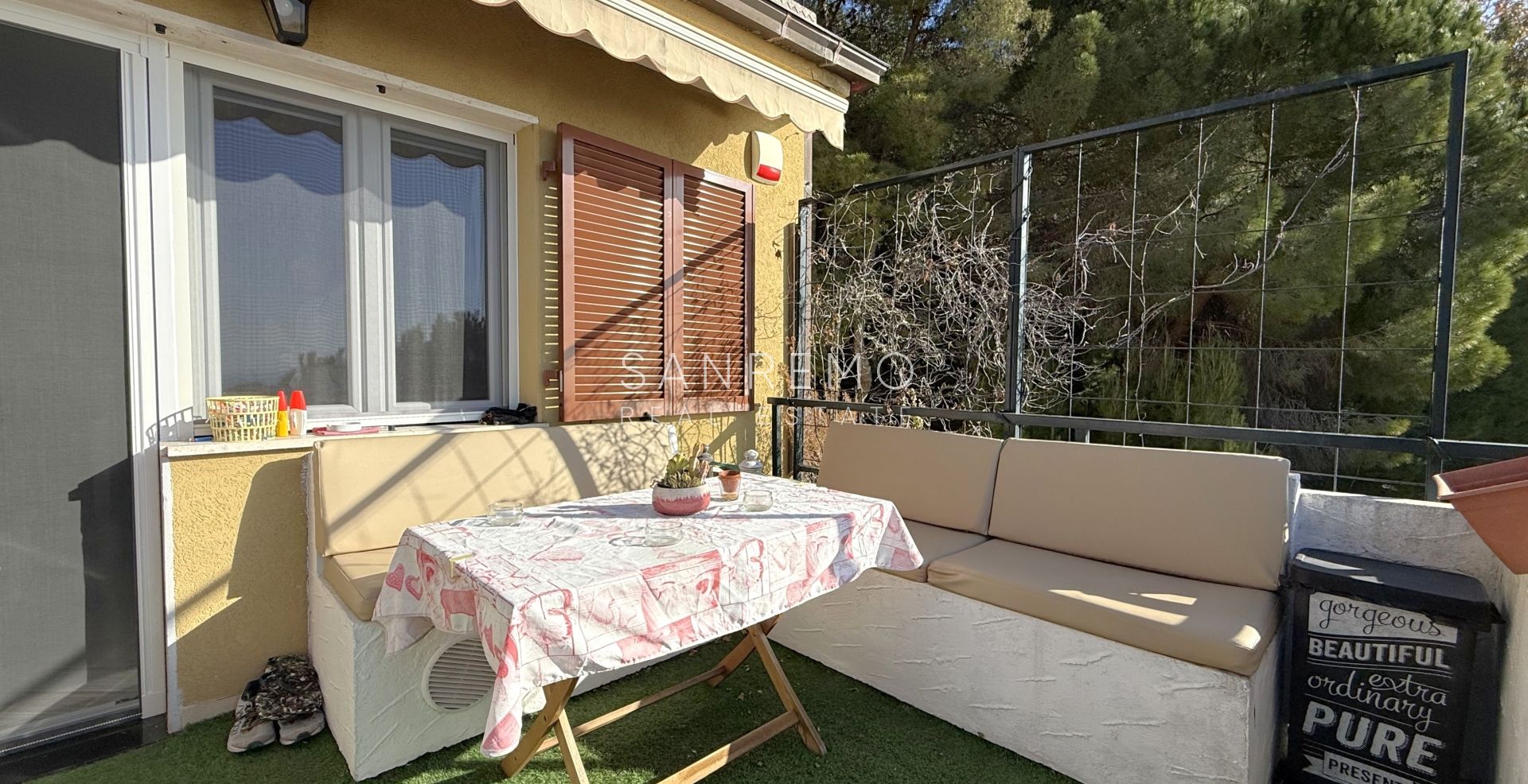 Двухуровневая квартира в жилом комплексе с бассейном