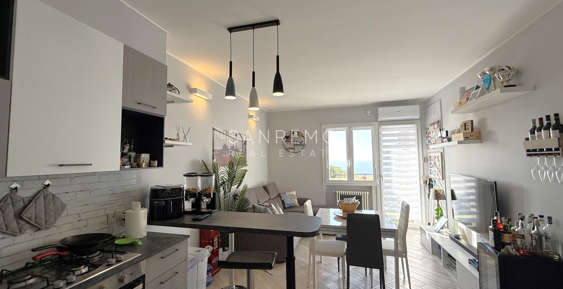 Двухуровневая квартира в жилом комплексе с бассейном