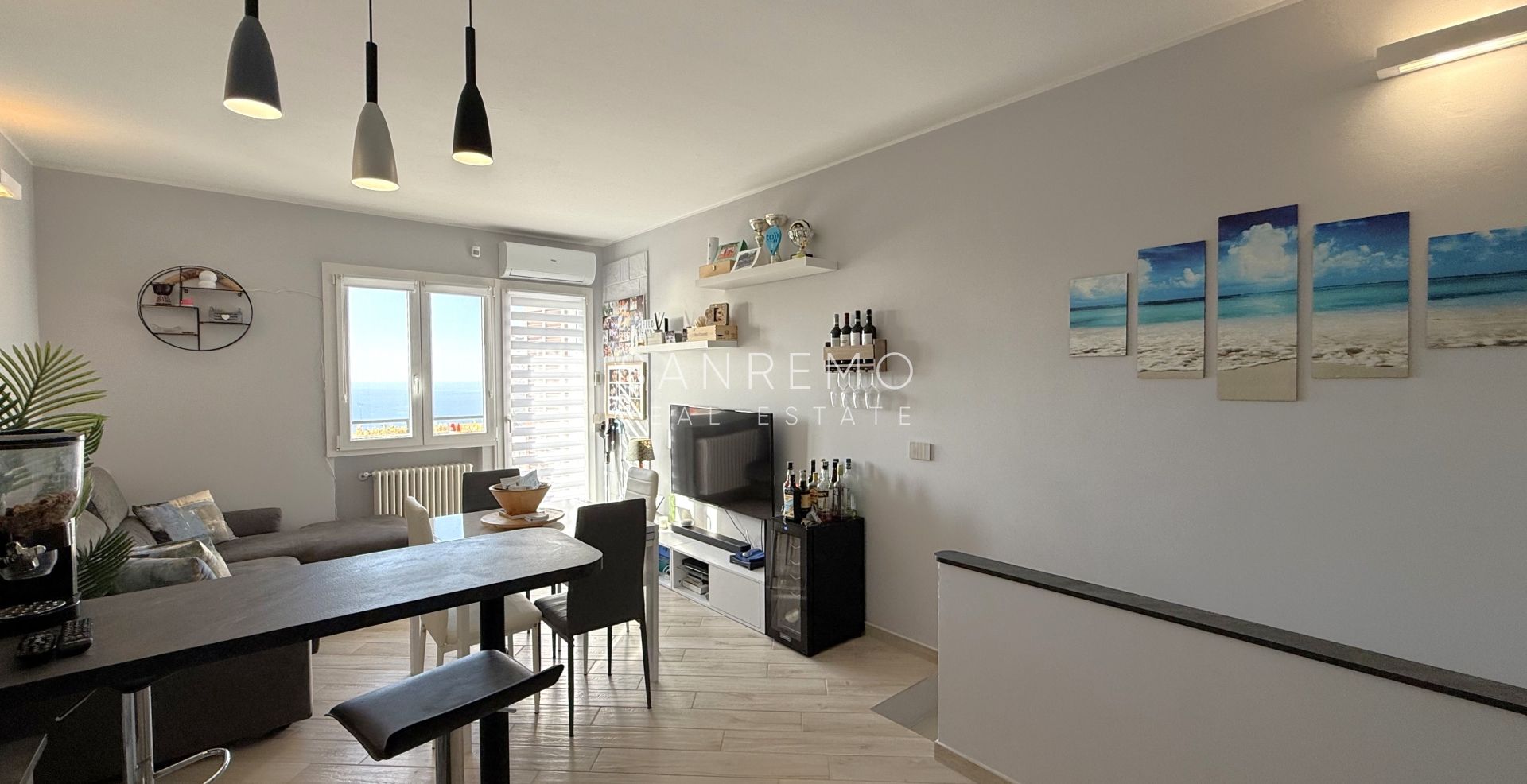 Двухуровневая квартира в жилом комплексе с бассейном