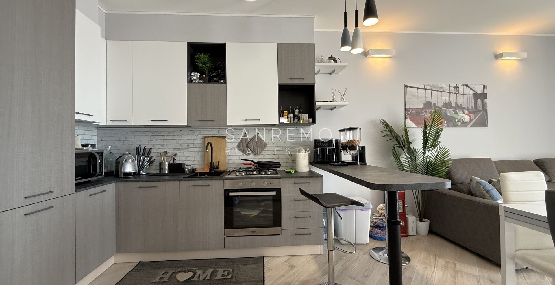 Двухуровневая квартира в жилом комплексе с бассейном