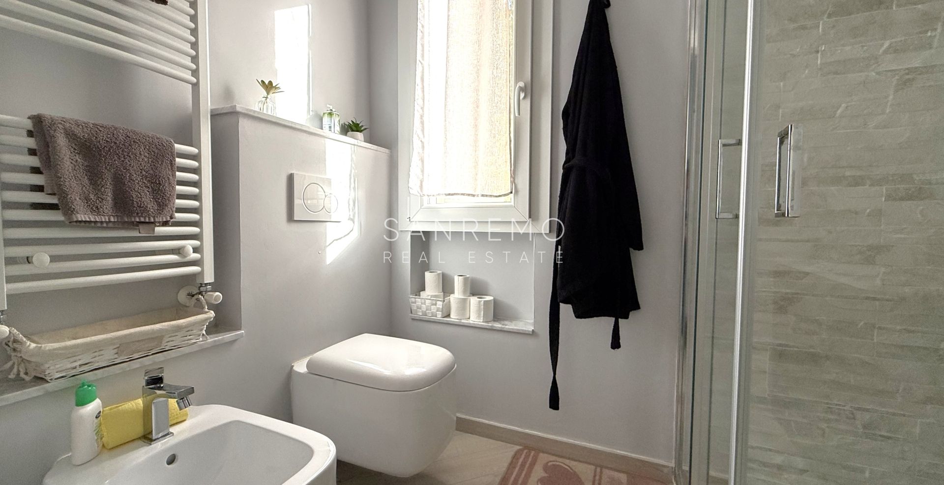 Двухуровневая квартира в жилом комплексе с бассейном