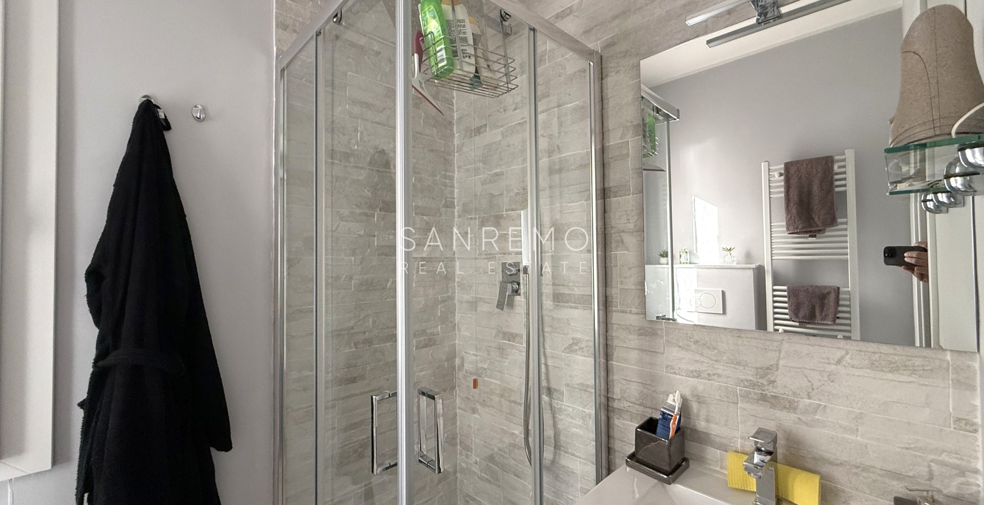 Двухуровневая квартира в жилом комплексе с бассейном