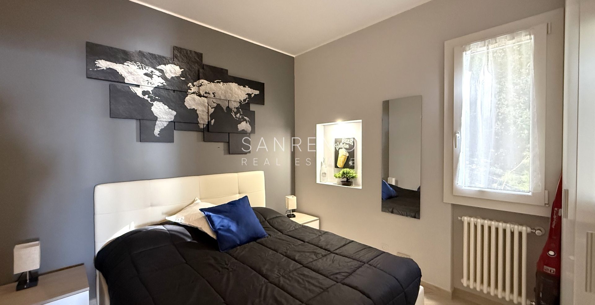 Двухуровневая квартира в жилом комплексе с бассейном