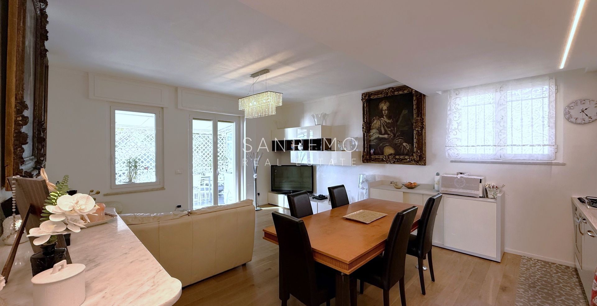 Пентхаус с великолепным видом на море, расположенный в одном из самых престижных районов Ривьеры.