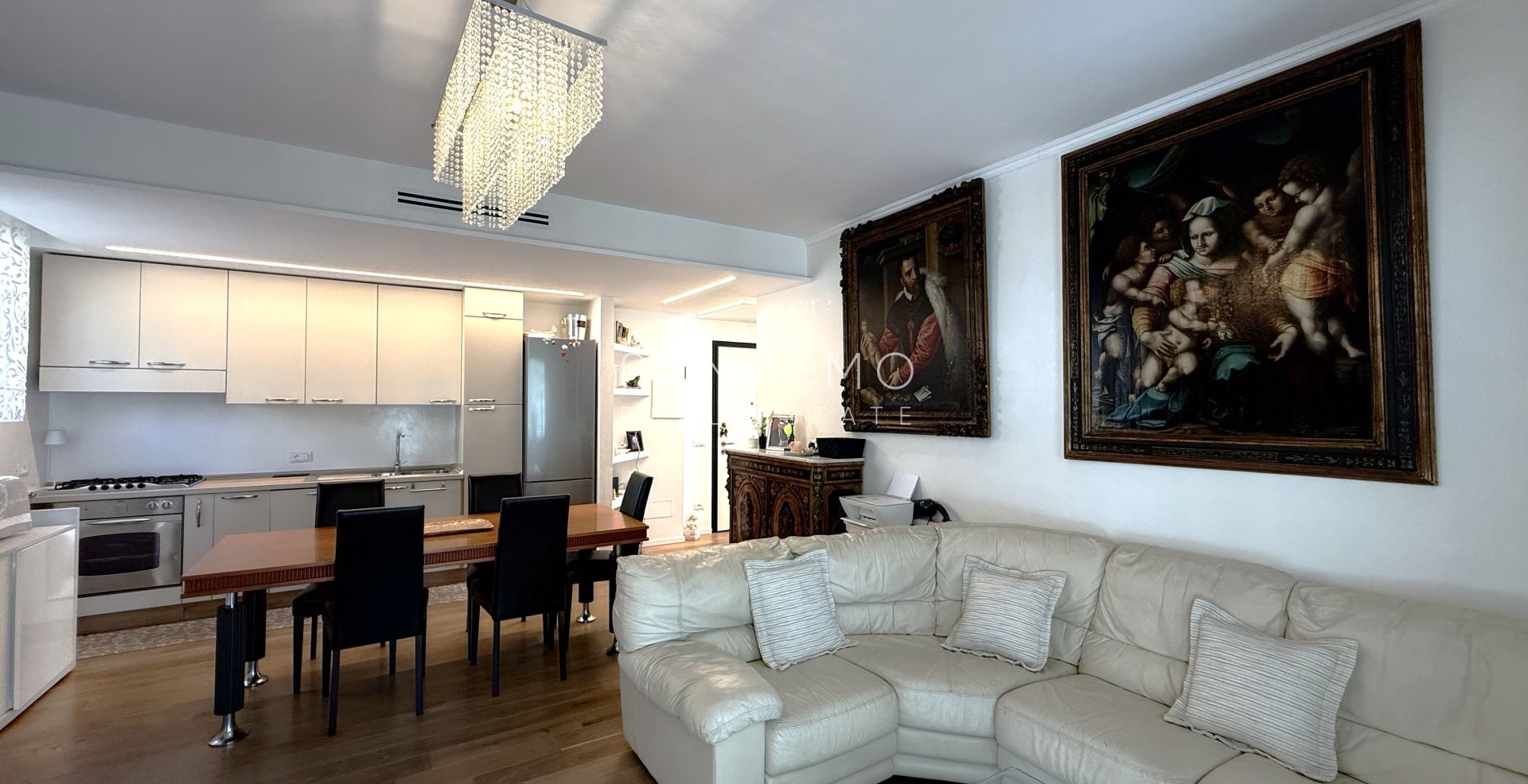 Пентхаус с великолепным видом на море, расположенный в одном из самых престижных районов Ривьеры.