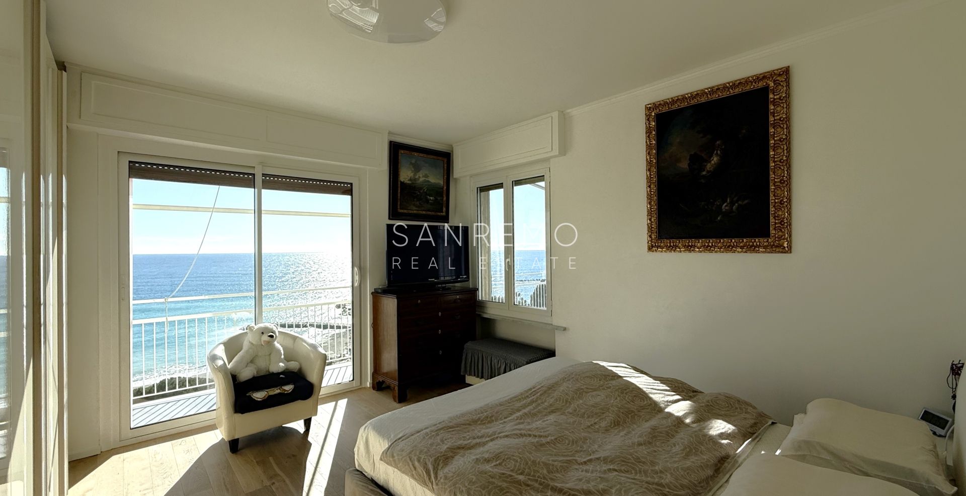 Пентхаус с великолепным видом на море, расположенный в одном из самых престижных районов Ривьеры.