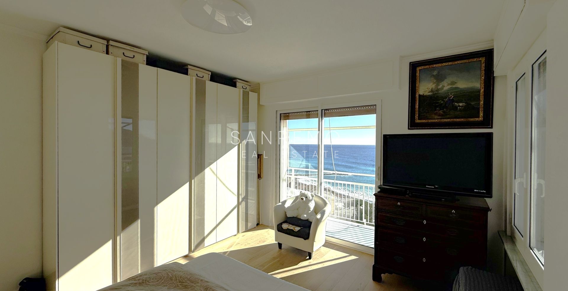 Пентхаус с великолепным видом на море, расположенный в одном из самых престижных районов Ривьеры.