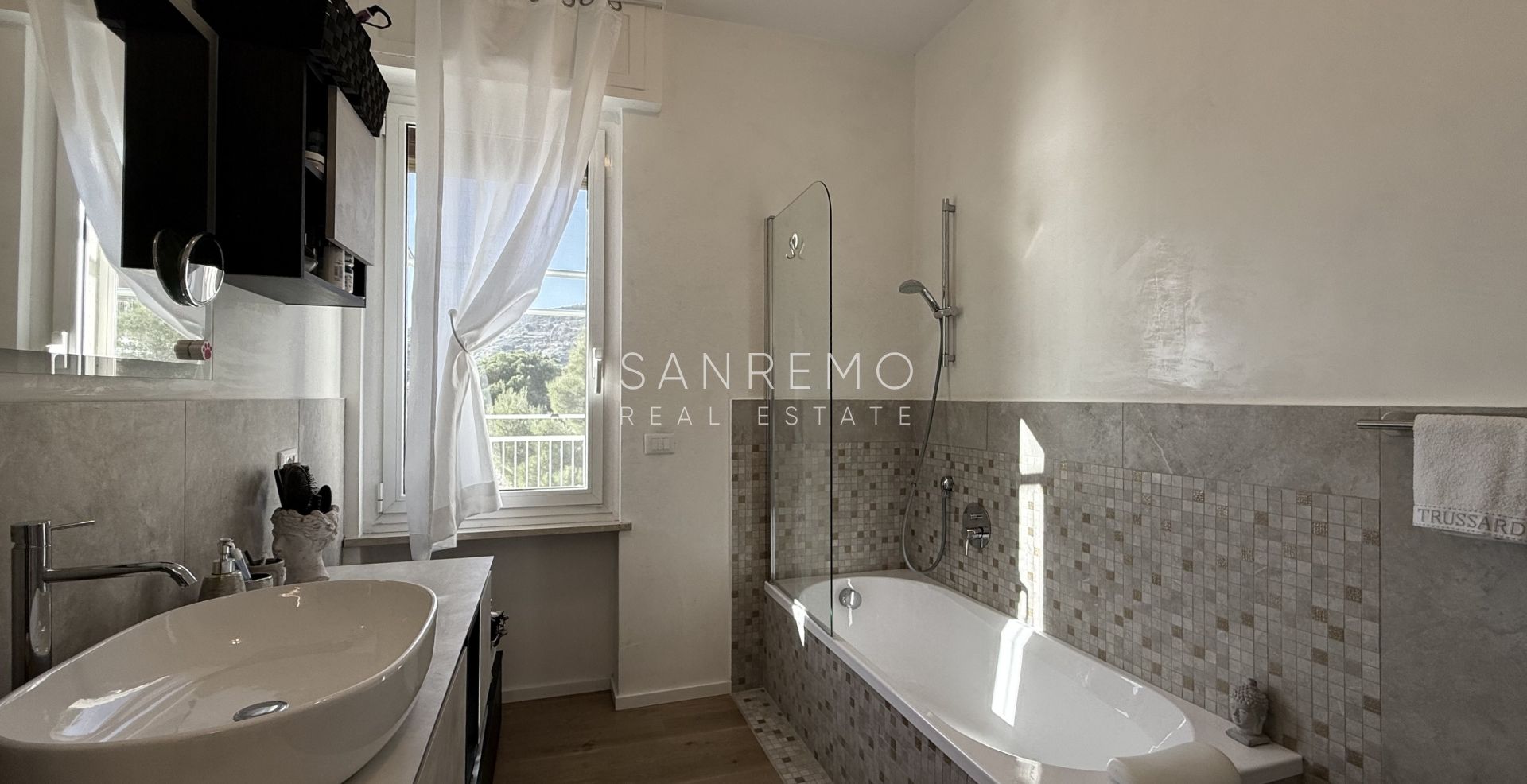 Пентхаус с великолепным видом на море, расположенный в одном из самых престижных районов Ривьеры.