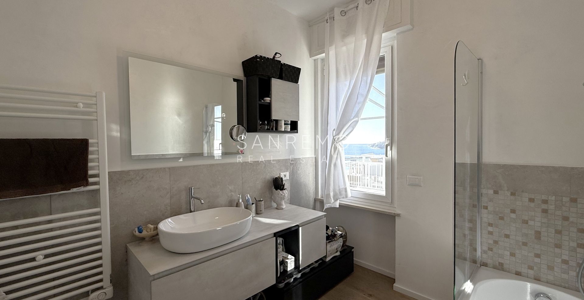 Пентхаус с великолепным видом на море, расположенный в одном из самых престижных районов Ривьеры.