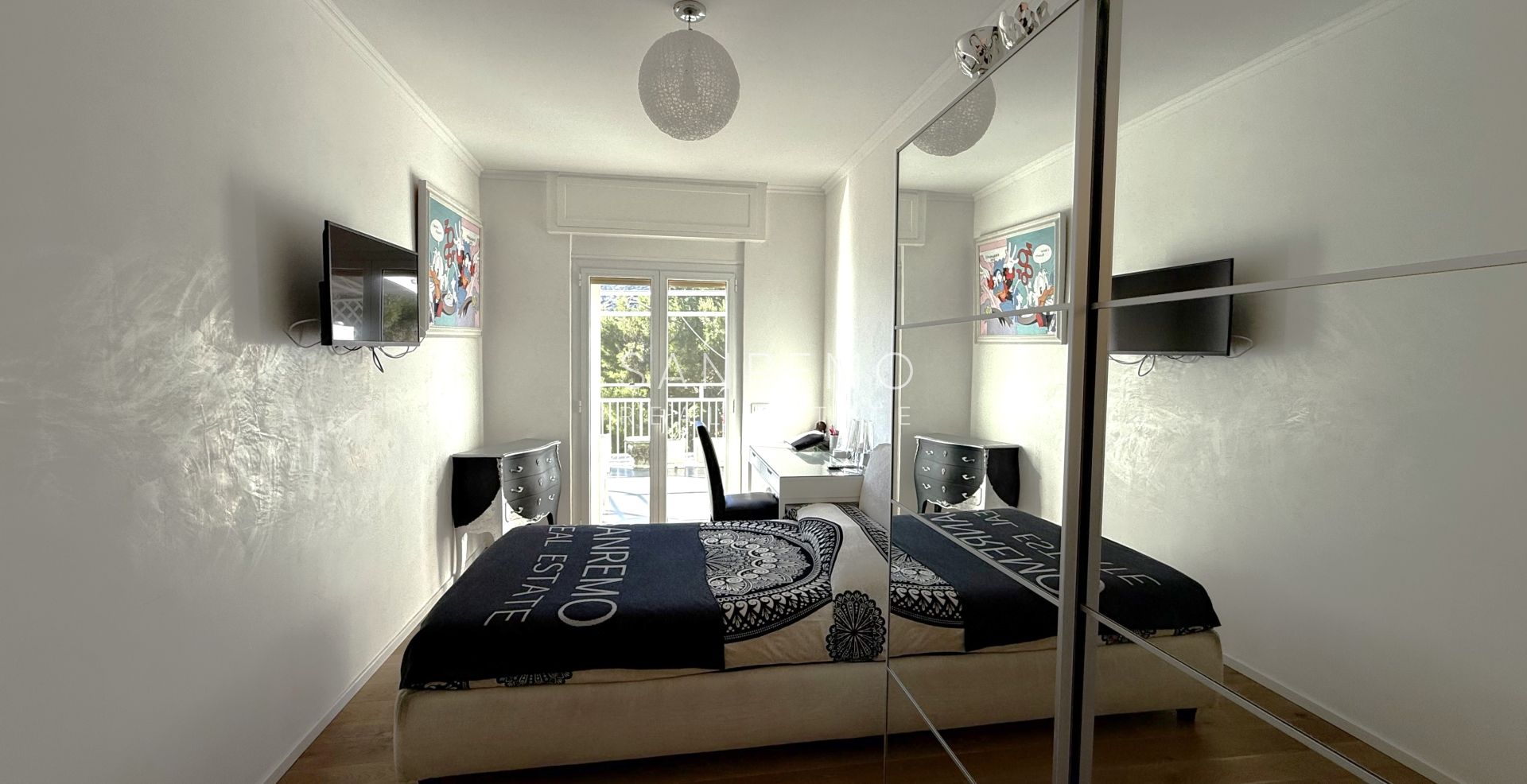 Пентхаус с великолепным видом на море, расположенный в одном из самых престижных районов Ривьеры.