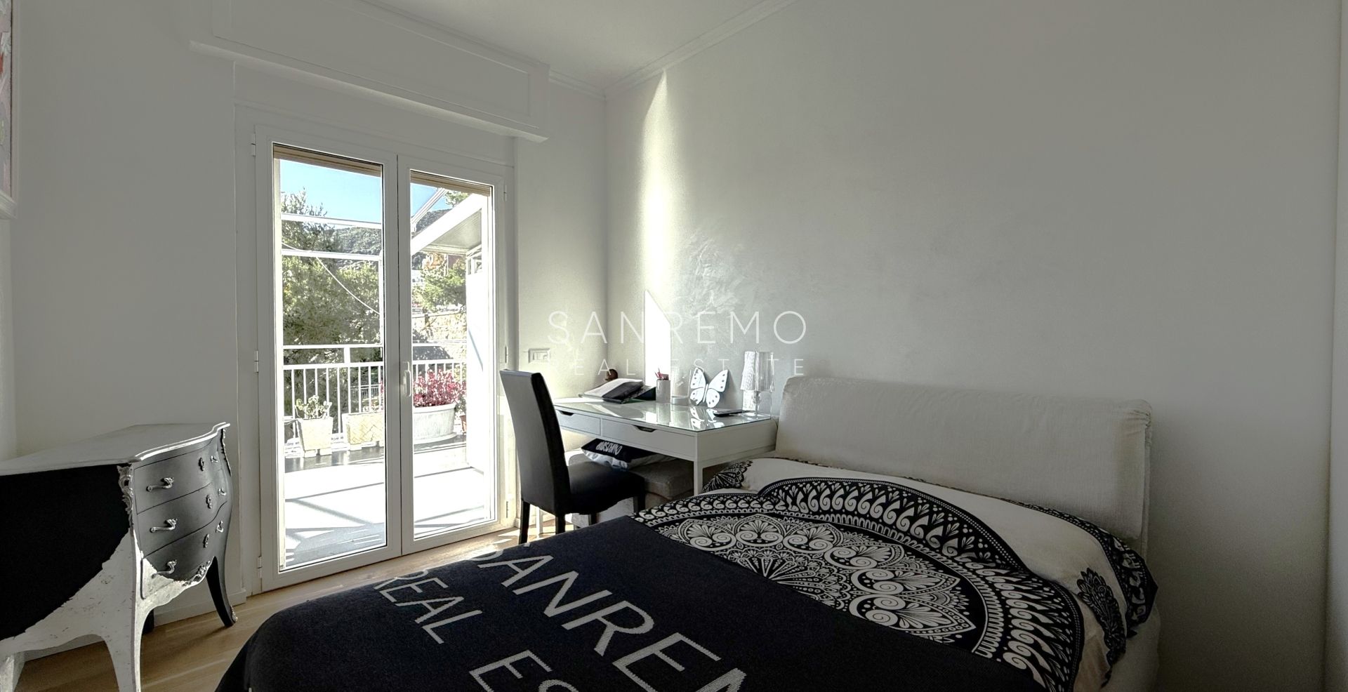 Пентхаус с великолепным видом на море, расположенный в одном из самых престижных районов Ривьеры.