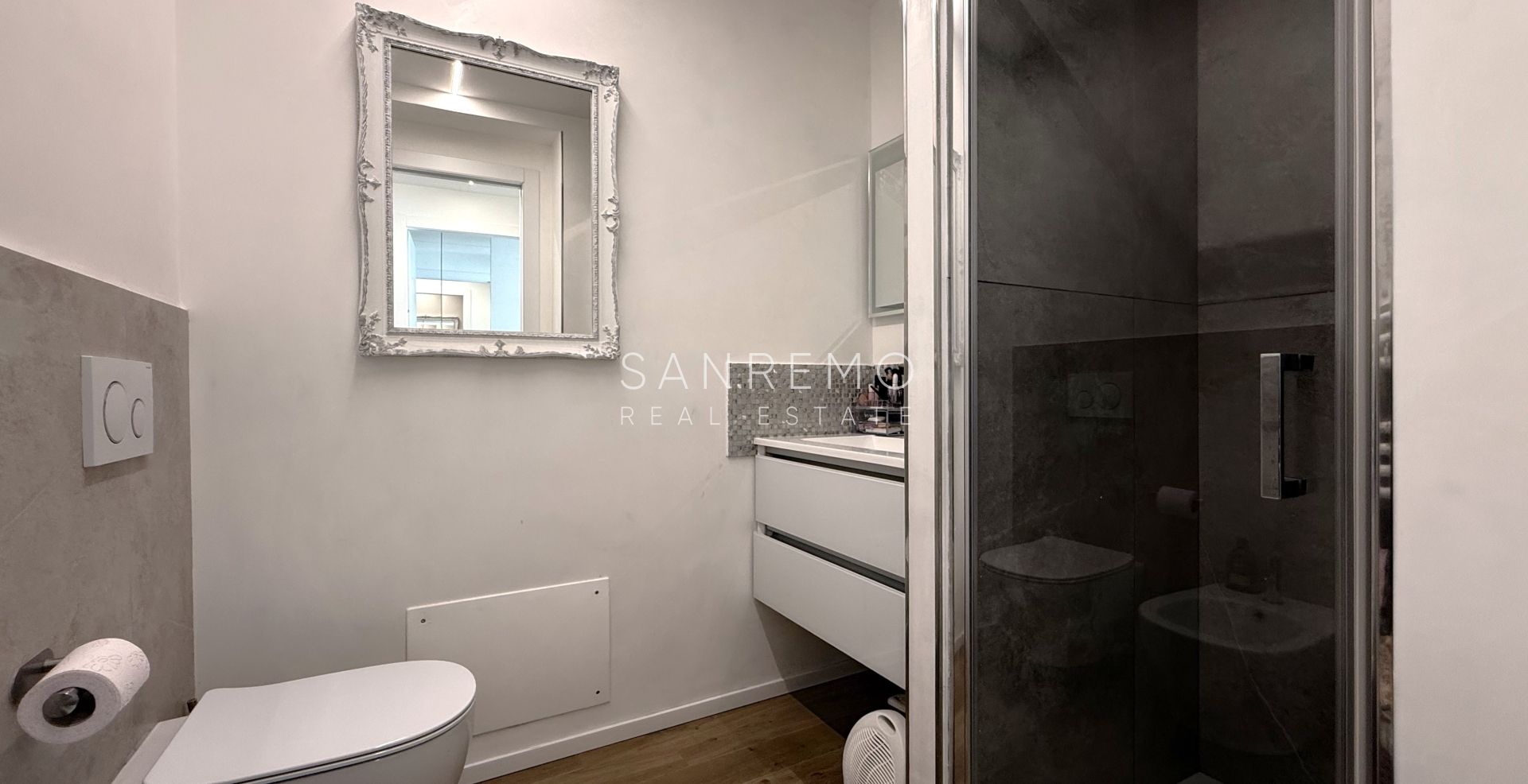 Пентхаус с великолепным видом на море, расположенный в одном из самых престижных районов Ривьеры.