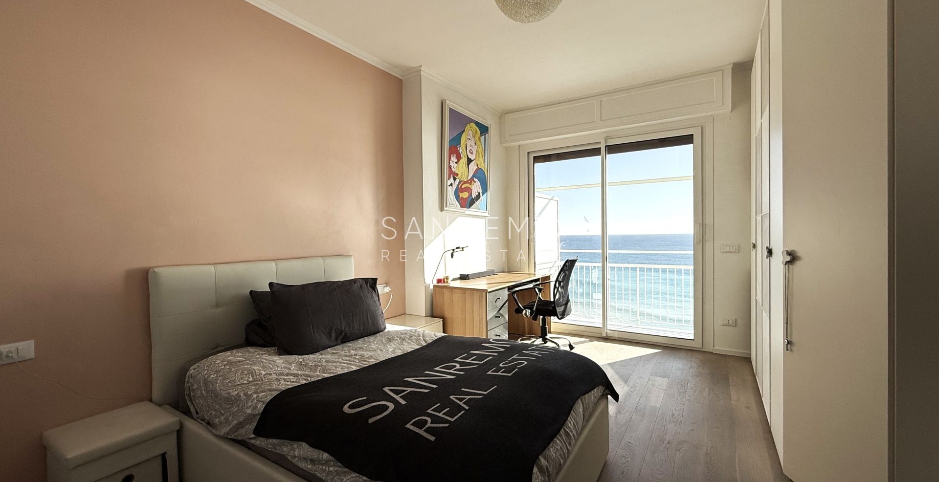 Пентхаус с великолепным видом на море, расположенный в одном из самых престижных районов Ривьеры.