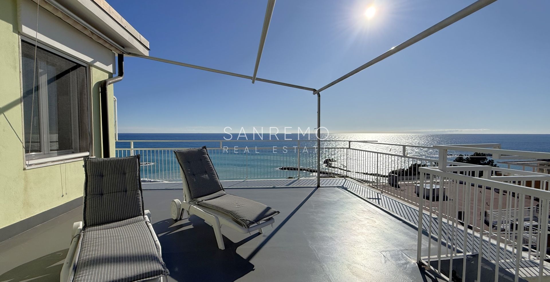 Пентхаус с великолепным видом на море, расположенный в одном из самых престижных районов Ривьеры.