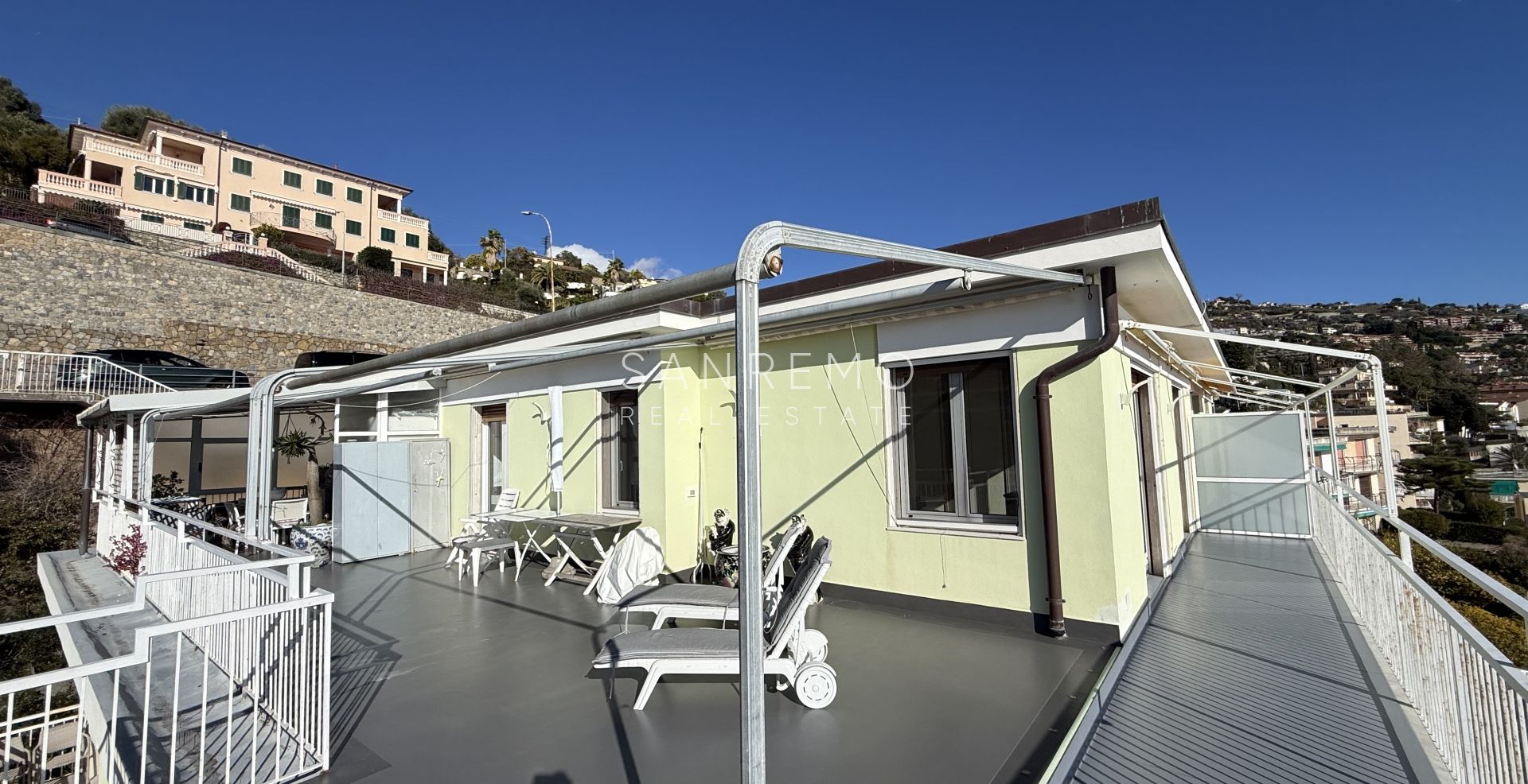 Пентхаус с великолепным видом на море, расположенный в одном из самых престижных районов Ривьеры.